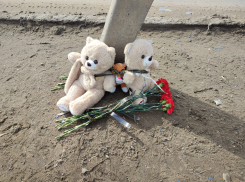 Камышане оставили двух игрушечных мишек и цветы на дамбе 3-го городка, где два дня назад погибли 19-летние парни