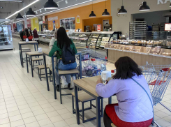 В Камышине в гипермаркете посетители оценили уголок под мини-кафе