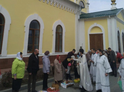 Сотни камышан освятили пасхальные куличи в Никольском соборе в дни Светлого Христова воскресения