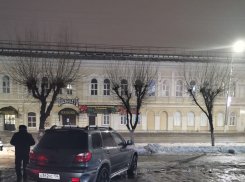 Полиция разыскивает «удальца», протаранившего MITSUBISHI Outlander на улице Пролетарской в Камышине и сбежавшего