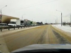 Со стороны Камышина въезд в Волгоград на федеральной трассе преграждает двухкилометровый затор