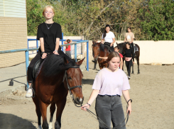 Как мальчишки и девчонки попробовали себя в роли наездников благодаря камышинским полицейским