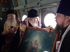 Самолет со святынями пролетает крестным ходом над Волгоградской областью  с молитвами от «смертоносной заразы»