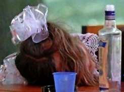 В Камышине 17-летние школьницы распивали алкоголь, а 11-летняя бродила ночью по заброшенному больничному комплексу