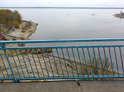 Волга у Камышина обмелела в начале мая так, что показался на поверхности затонувший бывший островок