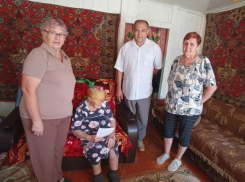 В маленьком селе Камышинского района поздравили со 100-летием бабушку-труженицу