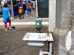 Неужели администрация центрального рынка в Камышине не может установить летом хотя бы еще один кран для мытья рук  и ягод? - камышанка