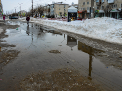 В Камышине с потеплением «заскладированные» горы снега хлынули реками по дорогам и тротуарам (ВИДЕО)