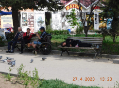 В Камышине горожан возмущают «небритые личности», устроившиеся у всех на виду спать и играть в карты на центральной улице Ленина