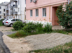В Камышине господа с автомобилями так и пытаются «впарковаться» в наши окна! - камышанка