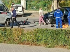 «Скорую» вызвали на улицу Терешковой в Камышине, где автомобиль сбил мужчину на самокате