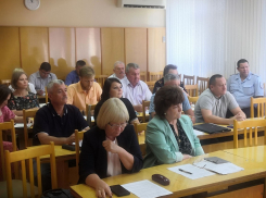 В Камышине чиновники и депутаты в этом году решили начать Арбузный фестиваль на площадке для цирков-шапито