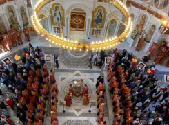 Вечером в Светлое Христово воскресение в Волгоград прибыл Благодатный огонь из Иерусалима