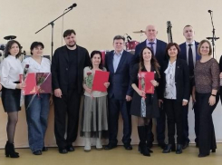 По какому случаю устроили фотосессию в камышинском Центре, «обслуживающем молодежь»