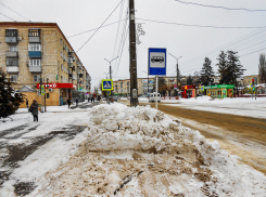 В Камышине службы благоустройства расчистили центральные улицы после вьюги, внутриквартальные площадки -  пока «целина» (ВИДЕО)
