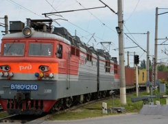 В Волгоградской области сошли с рельсов вагоны товарняка, из-за этого пассажирские поезда на Москву пустили в объезд