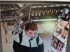 В Камышине на камеры попал молодой человек, которого полиция ищет за серию краж из «Пятерочки»