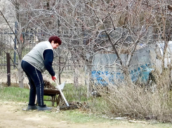 Камышане начали убирать дворы и улицы, не дожидаясь объявления городского месячника по благоустройству (ВИДЕО)