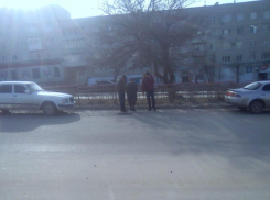 В Камышине в третьем микрорайоне на проезжей части «выпрыгнул» люк, в ДТП пострадали две машины