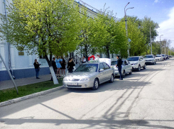 Свадебные пары в Камышине стали делать снимки в торжественный день у старинных особняков, - камышанка