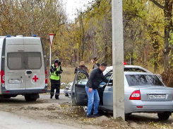 ДТП с пострадавшим пешеходом произошло в Камышине сегодня, 1 ноября, на улице Текстильной: «Лада Приора» снесла 17-летнюю девушку