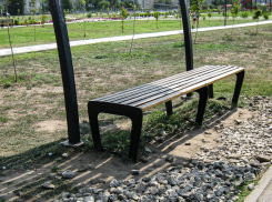 Зачем к скамейкам  в парке Текстильщиков насыпали гравий? - камышанка