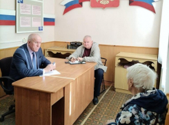 «Главный» камышинский депутат записал жалобы избирателей: что дальше - тайна