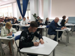 На сайте Камышинской городской думы похвалились, что спикер Владимир Пономарев написал еще один «Тотальный диктант»