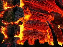 В Камышинском районе загорелся деревянный дом