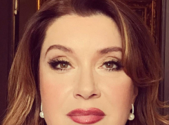 «Нити торчали и кровоточили»: известной актрисе-волгоградке Вере Сотниковой «изуродовал» лицо косметолог  