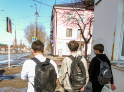 Огненные батареи и майское тепло раскололи потребителей на два лагеря: «хватит отапливать улицу!»