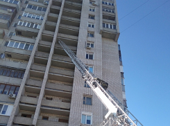 Пожарные Камышина потренировались на спасении людей из домов повышенной этажности 