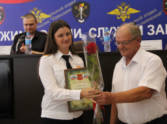 В Камышине наградили лучших сотрудников ППС, для дам в форме к грамотам прилагались розы