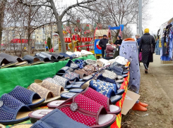 В Камышине в боковой аллее у ДК «Текстильщик» разложила товары кочевая белорусская ярмарка