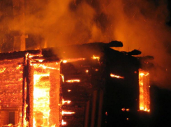 В Камышинском районе горели гаражи и баня