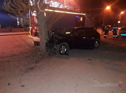 Молодой человек за рулем иномарки врезался в центре города в дерево и скончался на месте