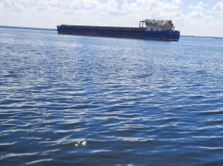 В акватории Камышина баржа устроила «помывку» - вся масляная грязь прибивается к берегу, экологи спят? - камышанин