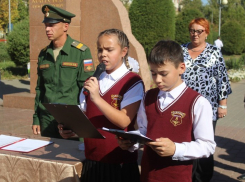 В Камышине у памятника летчику-асу Алексею Маресьеву школьников торжественно приняли в юнармейцы