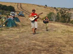 На живописную площадку на берегу Волги у села Нижняя Добринка в Камышинском районе в эти выходные съезжаются «поющие робинзоны»