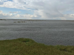 В Волгоградской области из воды подняли тела троих рыбаков с опрокинувшейся лодки, четвертого ищут с помощью беспилотников