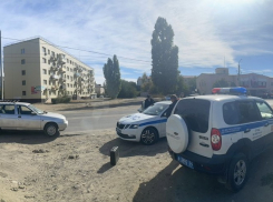 В Камышине автомобиль водителя, предъявившего поддельное водительское удостоверение полицейским, помещен на штрафстоянку