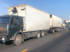 На московской трассе один грузовик влетел в другой: водитель отправился на хирургический стол