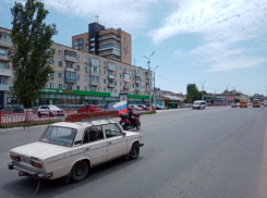 В Камышине байкеры небольшой группой промчались по центральным улицам города с российским триколором