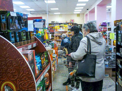 В камышинских магазинах с дистанцией не фонтан, а цены на овощи не совсем сошли с ума, но уже на пути!  - камышанин