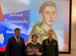 Маме и жене погибших в СВО бойцов из Камышинского района сегодня, 2 марта, торжественно передали ордена Мужества в Волгограде