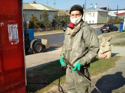 В полупустом Камышине с утра приступили к обработке остановочных павильонов и придорожных решеток хлорактивным раствором