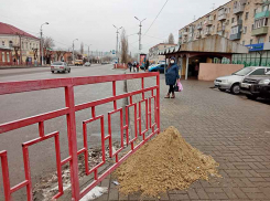 В Камышине «Благоустройство» насыпало кучи песка у перекрестков на случай гололеда, но погода все переиграла