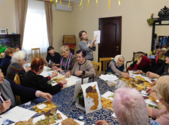 Волонтеры Никольского собора в Камышине провели для пожилых прихожан киновечер ко Дню матери