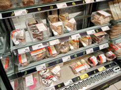 В Госдуме предлагают дать право магазинам бесплатно раздавать товары с истекающим сроком годности