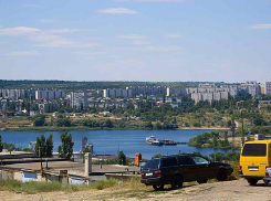 В Камышине избирательный участок в школе №17 некие старшие по домам неожиданно завалили списками жильцов, якобы вызвавшими выездную урну в квартиры